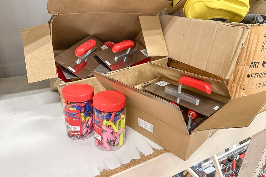 Posten Maurerkellen und Befestigungsmaterial